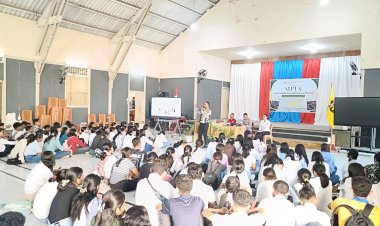 Bentengi-Generasi-Muda,-Polres-Ende-Edukasi-Ratusan-Siswa-SMA-Katolik-Frateran-Ndao-Lewat-Police-Goes-to-School