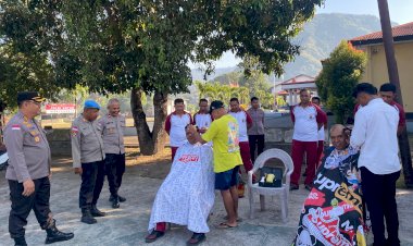 Selasa-Potong-Rambut,-Cara-Unik-Kapolres-Ende-Tertibkan-Rambut-Gondrong-Anggota-hingga-Kuku-Panjang