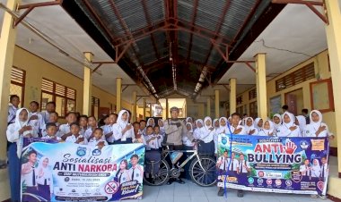 Kapolsek-Ende-Beri-Penyuluhan-Anti-Narkoba-dan-Anti-Bullying-pada-Siswa-Baru-SMP-Swasta-Islam-Muthmainah-Ende