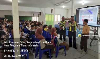 Tanamkan-Disiplin-Sejak-Dini,-Satlantas-Polres-Ende-Gelar-Police-Goes-to-School-di-SMAN-2-Ende