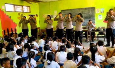 Trauma-Healing,-Terapi-USEFT-dan-Bantuan-Kapolda-NTT-Hadirkan-Senyum-Anak-Anak-Terdampak-di-Adonara-Timur