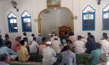 Kapolsek-Ende-Jadi-Khatib-dan-Imam-Sholat-Jumat,-Ajak-Jamaah-Tingkatkan-Iman-dan-Jauhi-Perbuatan-Maksiat