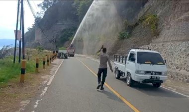 Kesigapan-Polri,-Damkar,-dan-Pemdes-Borokanda-Berhasil-Cegah-Karhutla-di-Lahan-Warga