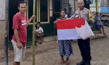 Kobarkan-Semangat-Nasionalisme,-Bhabinkamtibmas-Roworena-Bagikan-Bendera-Merah-Putih-Gratis-ke-Warga
