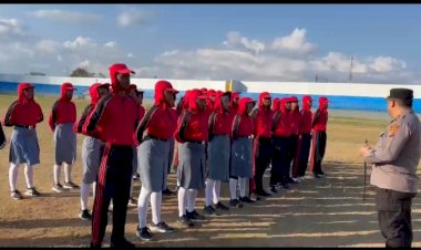 Kapolres-Ende-Cek-Langsung-Kesiapan-Paskibraka-Kabupaten-Ende-Jelang-HUT-ke-81-RI-di-Stadion-Marilonga