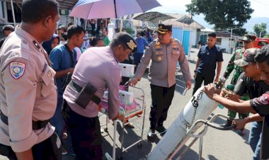 Respon-Cepat-Pasca-Gempa:-Kapolres-Ende-Turun-Langsung-Tinjau-Korban-dan-Dirikan-Tenda-Darurat