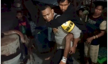 Bhabinkamtibmas-dan-Personel-Polairud-Polda-NTT-Evakuasi-Dua-Korban-Luka-Berat-Gempa-di-Palue-ke-RS-TC-Hillers-Maumere