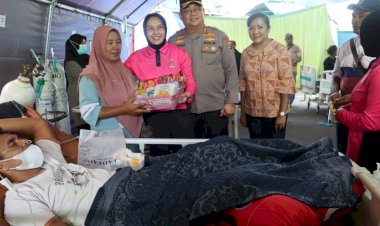 ​Sentuhan-Kasih-Bhayangkari-Cabang-Ende:-Salurkan-Bantuan-Sosial-untuk-Pasien-Terdampak-Gempa-di-RSUD-Ende