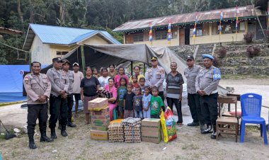 Gandeng-Warga-dan-Pelaku-Usaha,-Polsek-Wolowaru-Salurkan-Bantuan-Sembako-untuk-Pengungsi-Bencana-Gempa-di-Desa-Niramesi