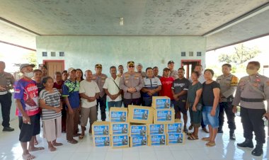 Langkah-Nyata-Polres-Ende-untuk-Korban-Gempa-Salurkan-200-Paket-Sembako-Kapolda-NTT-di-Wewaria-dan-Maurole