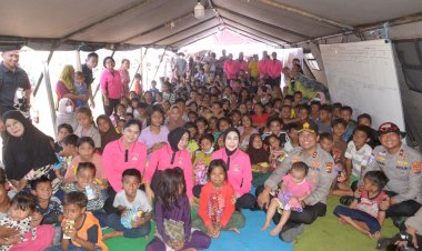 Kapolda-NTT-dan-Ketua-Bhayangkari-Hadirkan-Kepedulian-di-Tengah-Pengungsi-Gempa-di-Gelora-Samador-Maumere