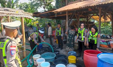 Bantu-Masyarakat-Terdampak-Gempa,-Satlantas-Polres-Ende-Polda-NTT-Salurkan-10.000-Liter-Air-Bersih-untuk-Korban-di-Desa-Embu-Terhu