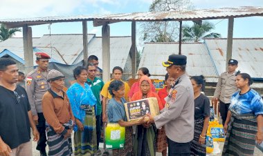 Polri-Salurkan-Bantuan-Sosial-untuk-Warga-Terdampak-Gempa-di-Desa-Kerirea