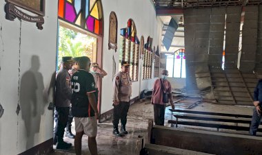 Wujud-Kepedulian-Pasca-Gempa:-Polda-NTT-dan-Polres-Ende-Tinjau-Serta-Bersihkan-Rumah-Ibadah-Terdampak-di-Ndona