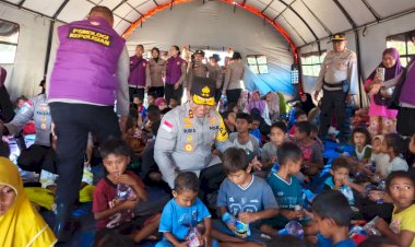 Di-Tengah-Luka-Gempa,-Kapolda-NTT-Hadir-untuk-Pulihkan-Trauma-Anak-Anak-Nagekeo