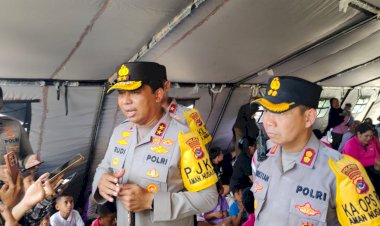 Polri-Jaga-Rumah-Warga-dan-Bersihkan-Puing,-Hadir-di-Tengah-Pemulihan-Pascagempa-Flores
