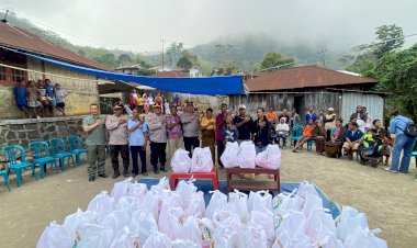 Usai-Gempa,-Polres-Ende-Polda-NTT-Hadir-Bawa-Sembako-dan-Sentuhan-Trauma-Healing-di-Demulaka