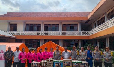 Kapolda-NTT-Salurkan-Bantuan-Pasca-Gempa-Flores,-Sambangi-Istana-Keuskupan-Agung-Ende