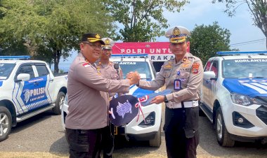 Ditlantas-Polda-NTT-Serahkan-Mobil-Double-Cabin-untuk-7-Polres-Terdampak-Bencana