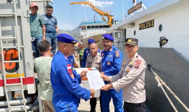 Misi-Kemanusiaan-Kapal-Polairud-KP-Pomana-XXII-3017-Bawa-Ratusan-Paket-Bantuan-Polda-NTT-untuk-Tiga-Kabupaten