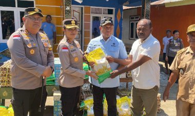 Bantu-Warga-Terdampak-Gempa-Flores:-Kapolres-Ende-Bersama-Bupati-TTU-dan-Kapolres-TTU-Salurkan-Bantuan-Sosial-di-Desa-Rukuramba