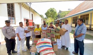 Wujud-Kepedulian-Pasca-Gempa:-Polres-Ende-Polda-NTT-Salurkan-Bantuan-Sembako-ke-Biara-St.Yoseph-Katedral-Ende