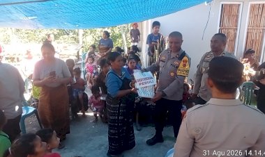 Menembus-Jalur-Terisolir,-Polres-Ende-Polda-NTT-Salurkan-Bantuan-Sosial-untuk-Korban-Gempa-di-Desa-Ngguwa