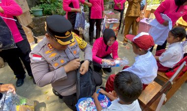 Kapolres-Ende-Bersama-Ketua-Bhayangkari-Serahkan-Bantuan-Perlengkapan-Sekolah-dari-PP-Bhayangkari-untuk-Siswa-SD-Inpres-Roworena-2