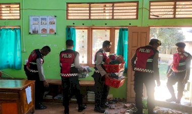 Aksi-Peduli-Sat-Samapta-Polres-Ende-Bersihkan-Reruntuhan-dan-Dirikan-Tenda-Kelas-Darurat-TK-Sare-Orha