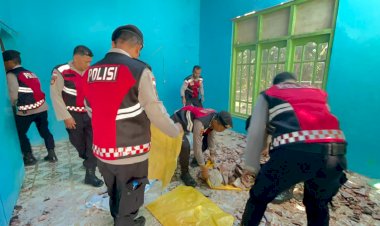 Polres-Ende-Bergerak-Cepat,-Sat-Samapta-Gotong-Royong-Bersihkan-Puing-Rumah-Warga-Terdampak-Gempa-di-Puubheto