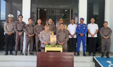 Mempererat-Sinergitas-Penegakan-Hukum,-Polres-Ende-Beri-Kejutan-Tumpeng-pada-Hari-Lahir-Kejaksaan-RI-ke-81