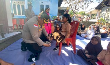 Aksi-Nyata-​Kapolres-Ende-Polda-NTT-Bersama-Bhayangkari-Menyerahkan-Bantuan-Perlengkapan-Sekolah-dan-Susu-untuk-Anak-Sekolah