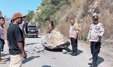 Polsek-Maurole-Polres-Ende-bersama-Warga-Gotong-Royong-Bersihkan-Batu-Penutup-Badan-Jalan-Pasca-Gempa