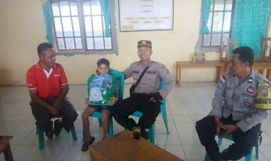 Tempuh-Medan-Sulit,-Kapolsek-Ende-Salurkan-Bantuan-Kapolres-Ende-untuk-Anak-Yatim-Penyintas-Gempa