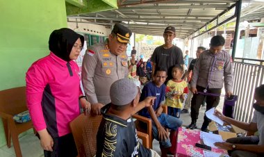 ​Kapolres-Ende-Bersama-Bhayangkari-Salurkan-Bantuan-Ibu-Kapolri-serta-Gelar-Pengobatan-Gratis-untuk-Korban-Gempa-di-Aembonga
