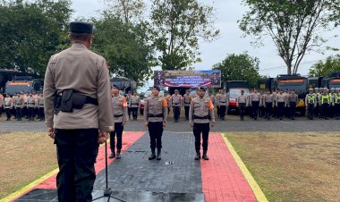 Tuntas-Emban-Misi-Kemanusiaan-Bencana-Flores,-Ratusan-Personel-BKO-Brimob-Nusantara-Dilepas-dalam-Apel-Haru-di-Polres-Ende