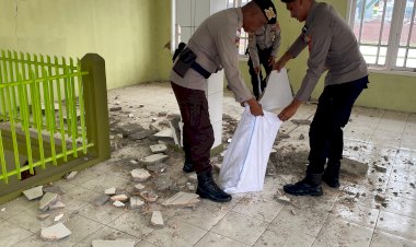 Bersihkan-Puing-Rumah-Ibadah,-Apresiasi-Imam-Masjid-Daarul-Jamaal-untuk-Polres-Ende