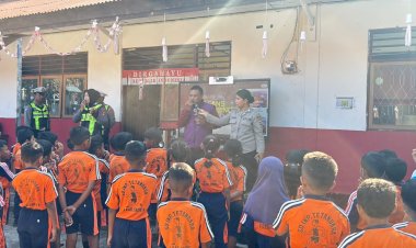 Polwan-Polres-Ende-Polda-NTT-Gelar-Trauma-Healing,-Keceriaan-Siswa-SD-Inpres-Tetandara-Pecah