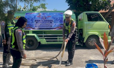 Satlantas-Polres-Ende-Polda-NTT-Salurkan-10-Ribu-Liter-Air-Bersih-di-Hari-Lalu-Lintas-Bhayangkara-Ke-71