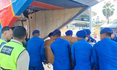 Gugur-di-Papua,-Jenazah-drh.-Alfonsius-Diterbangkan-dengan-Pesawat-Polri-Menuju-Maumere