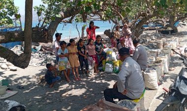Wujud-Nyata-Program-Kasih-Polda-NTT,-Satbinmas-Polres-Ende-Serap-Aspirasi-dan-Dekati-Warga-Pesisir-Mautapaga-Pasca-Gempa-Flores