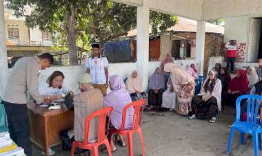 Bantu-Warga-Pasca-Gempa,-Sidokkes-Polres-Ende-Polda-NTT-Gelar-Pelayanan-Kesehatan-Keliling