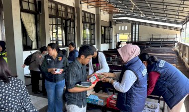 ​Peduli-Pasca-Gempa,-Polwan-Polres-Ende-Polda-NTT-Salurkan-Makanan-Bergizi-untuk-Anak-Anak-Terdampak-di-Gereja-Syalom