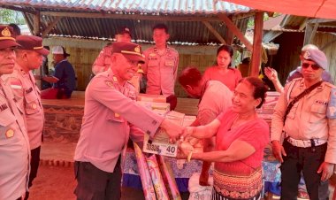 Peduli-Korban-Gempa-Flores,-Polres-Ende-Polda-NTT-Menembus-Akses-Demi-Antar-Bansos-Ibu-Ketua-Umum-Bhayangkari-ke-Detukeli