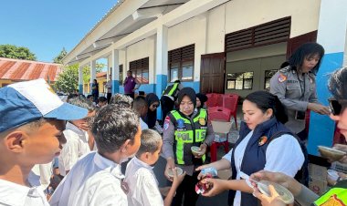 Polwan-Polres-Ende-Polda-NTT-Terus-Bagikan-Makanan-Bergizi-bagi-Ratusan-Siswa-SMP-Swasta-Kristen-Ende-Pascagempa