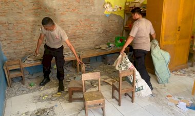 Polres-Ende-Polda-NTT-Terus-Bergotong-Royong-Bersihkan-Puing-PAUD-Mekar-Sari-Pasca-Gempa,-Pemdes-Manulondo-Ucapkan-Terima-Kasih