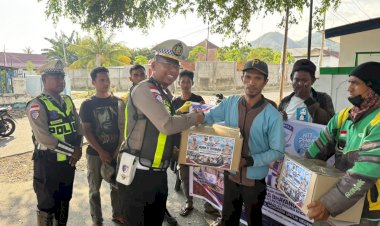 Satlantas-Polres-Ende-Polda-NTT-Bagi-Bagi-Sembako-ke-Pengemudi-Ojek-dan-Warga-Kurang-Mampu-di-Hari-Lalu-Lintas-ke-71