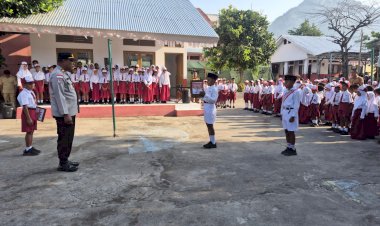 Kasat-Binmas-Polres-Ende-Polda-NTT-Tekankan-Kesiapsiagaan-Bencana-dan-Edukasi-Empati-Saat-Jadi-Irup-di-SDI-Ende-1-dan-SDN-Ende-9
