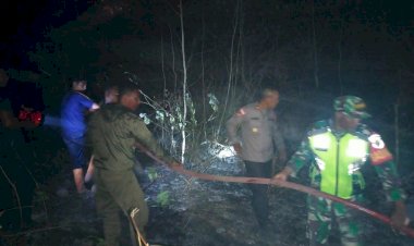 Kebakaran-Melanda-Kaki-Gunung-Iya-Ende,-Personel-Polres-Ende-bersama-Damkar-Berjibaku-Tembus-Medan-Terjal