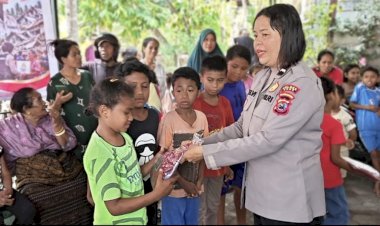 Keceriaan-Anak-Anak-Pulih,-Polwan-Polres-Ende-Salurkan-Bantuan-Polwan-RI-dan-Gelar-Trauma-Healing-Usai-Gempa-Flores